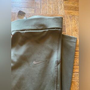 Preowned Nike leggings the top of the leggings show a little bit of wear
